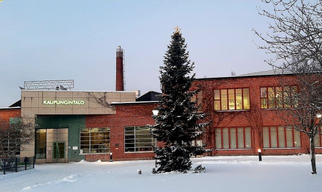 Kaupungintalon joulukuusi kuvattuna pari vuotta sitten 